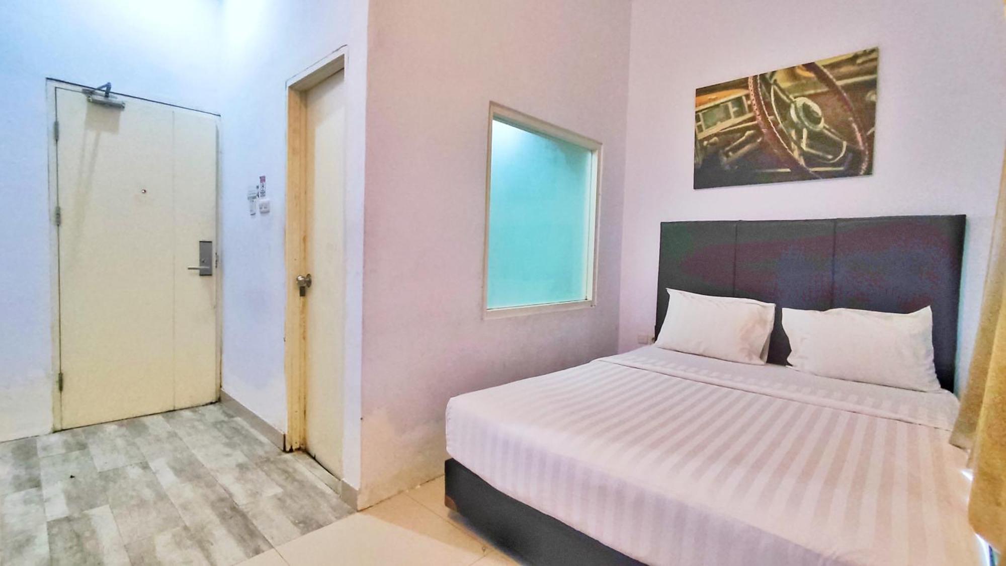 Votel Hotel Charis Tuban Tuban  Esterno foto