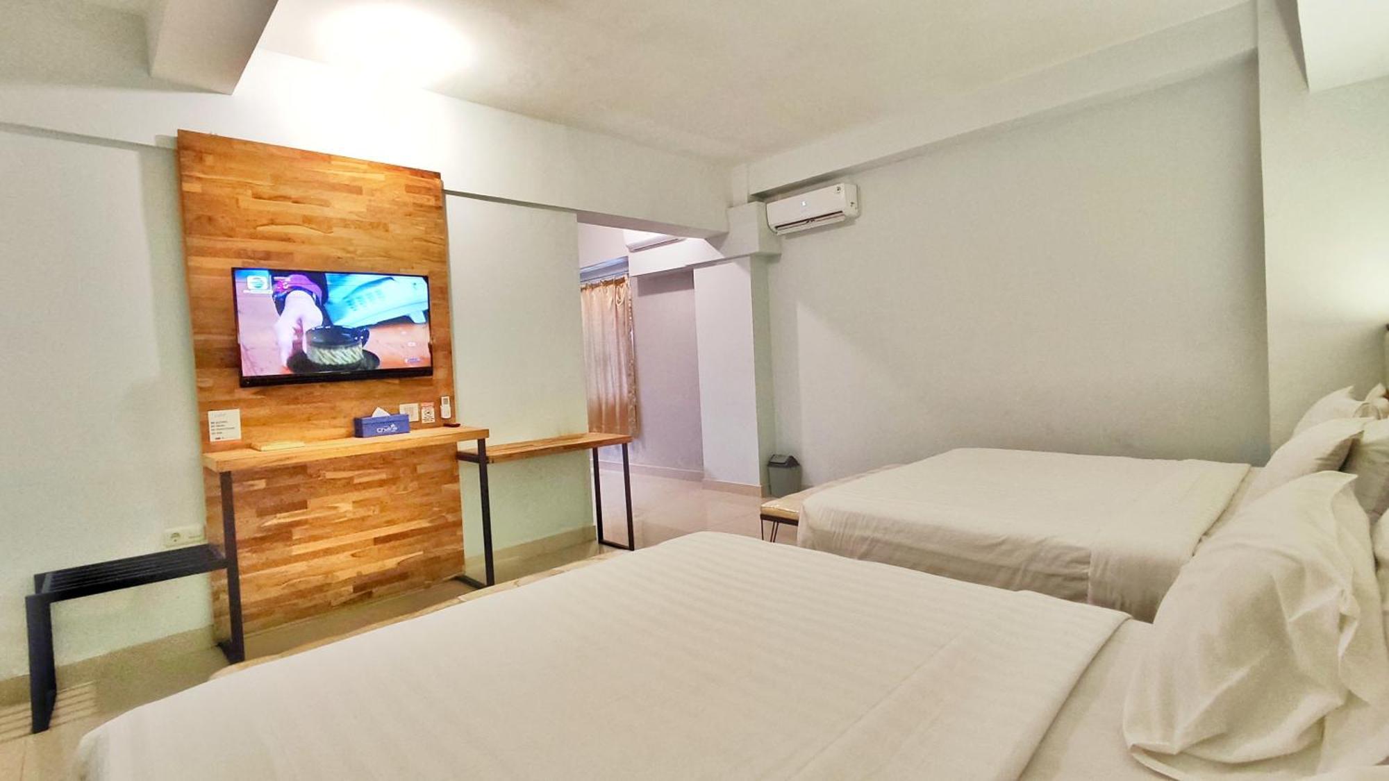 Votel Hotel Charis Tuban Tuban  Esterno foto